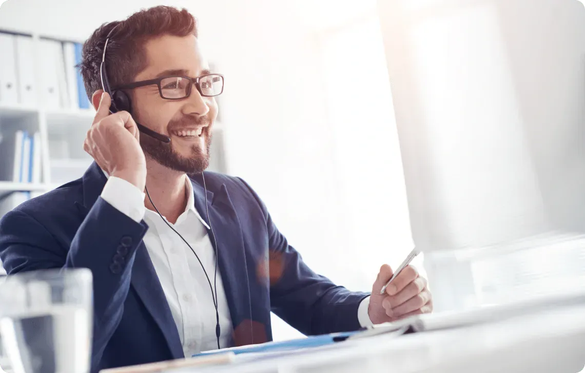 A trader using Smartphone to contact Globeforex24